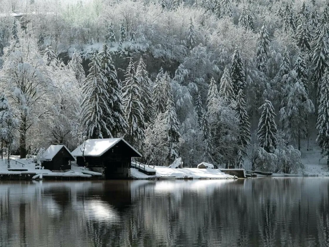 DecoWoerner Bandera Xxl|Decoración De Invierno>Lona XXL "Cabaña Nevada Junto Al Lago" De Lona De Camión Ignífuga 250 X 330 Cm