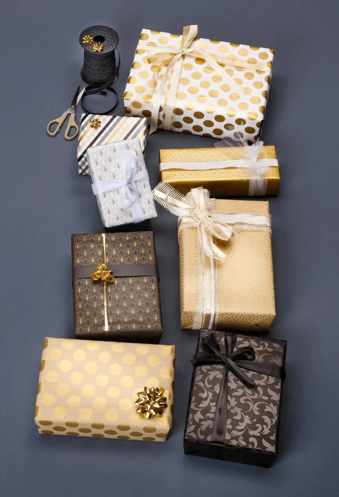 DecoWoerner Papel De Regalo|Go Green - Envoltorio Para Regalo Ecológico>Papel De Regalo Blanco Sostenible Con Puntos Dorados - Bobina De Papel De Regalo De 50 M