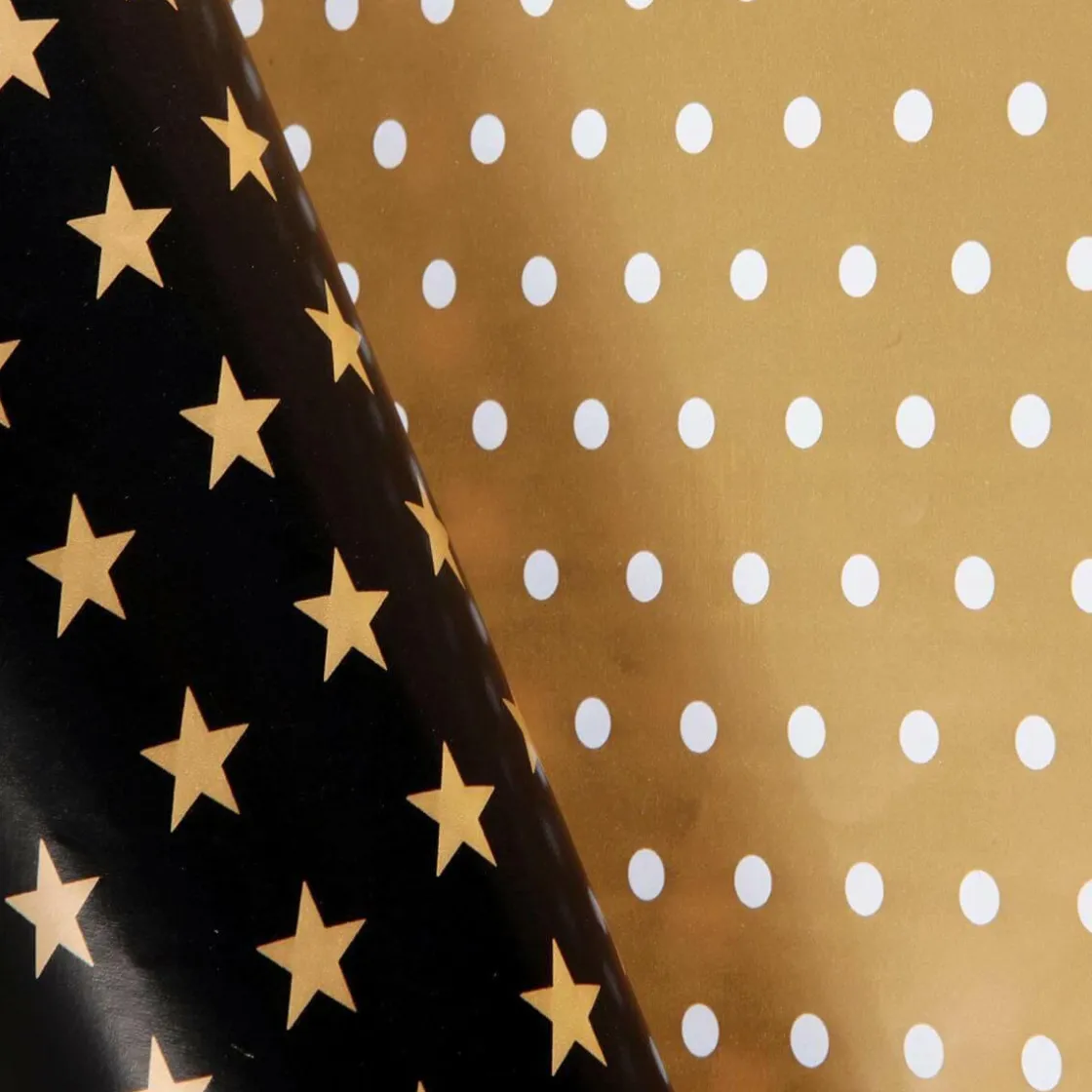 DecoWoerner Papel De Regalo>Papel De Regalo Navideño De Doble Cara Con Estrellas Y Puntos Negros Y Dorados - Rollo De Papel De Regalo De 50 M