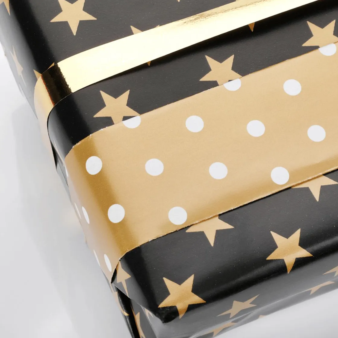 DecoWoerner Papel De Regalo>Papel De Regalo Navideño De Doble Cara Con Estrellas Y Puntos Negros Y Dorados - Rollo De Papel De Regalo De 50 M