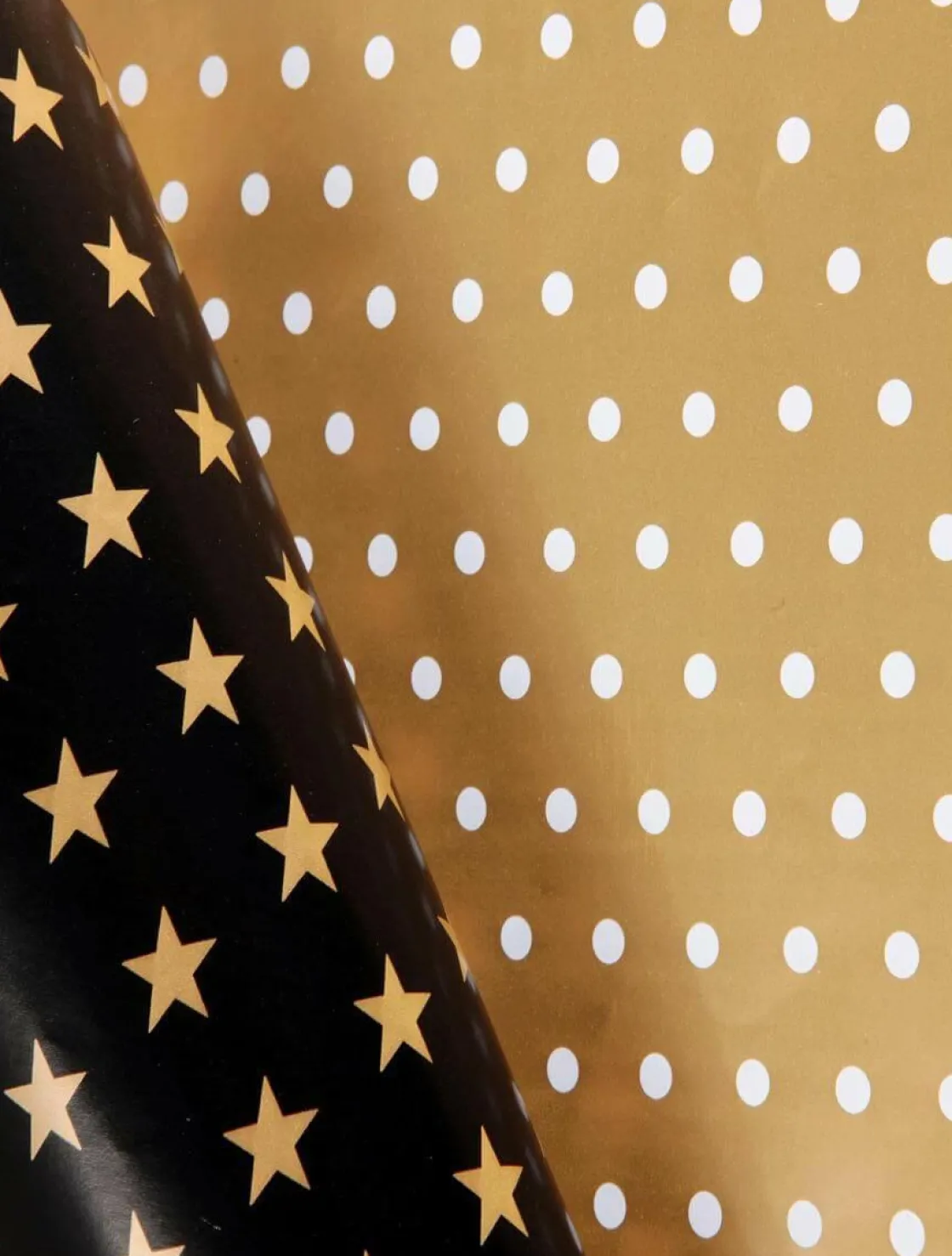 DecoWoerner Papel De Regalo>Papel De Regalo Navideño De Doble Cara Con Estrellas Y Puntos Negros Y Dorados - Rollo De Papel De Regalo De 50 M