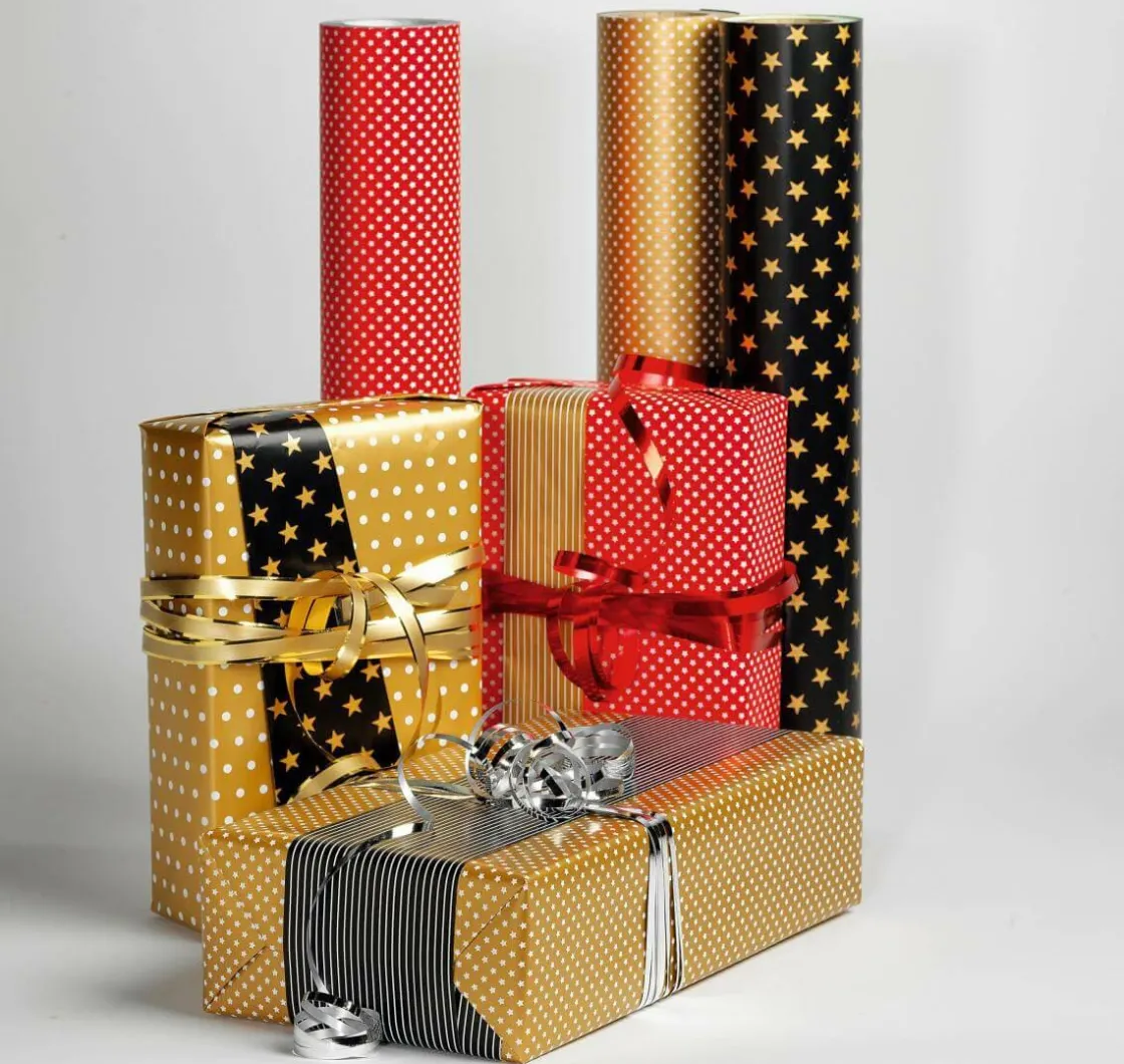 DecoWoerner Papel De Regalo>Papel De Regalo Navideño De Doble Cara Con Estrellas Y Puntos Negros Y Dorados - Rollo De Papel De Regalo De 50 M