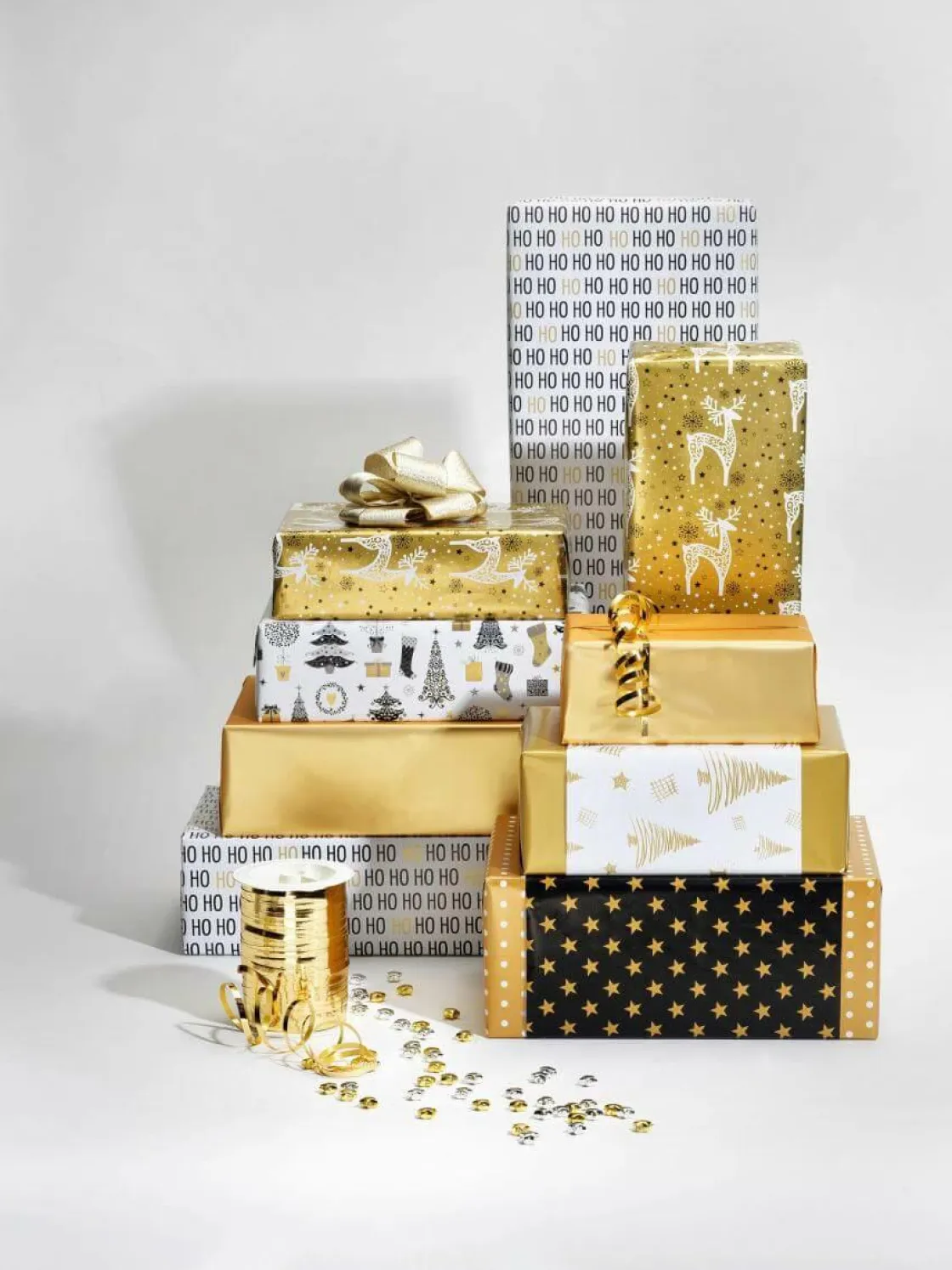 DecoWoerner Papel De Regalo>Papel De Regalo Navideño De Doble Cara Con Estrellas Y Puntos Negros Y Dorados - Rollo De Papel De Regalo De 50 M