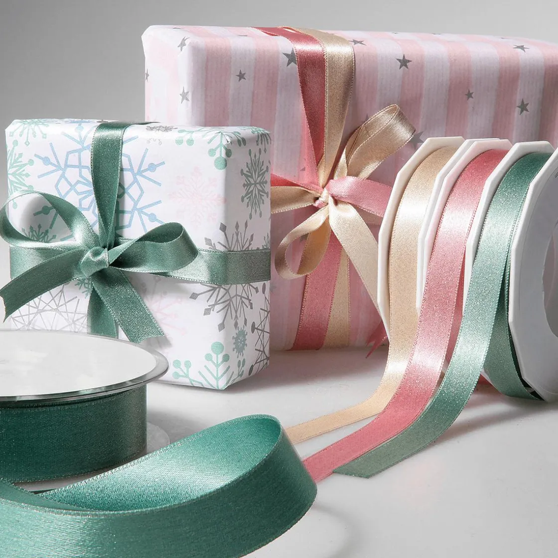 DecoWoerner Papel De Regalo>Papel Kraft Con Copos De Nieve En Azul Claro, Rosa, Plata Y Menta - Rollo De Papel De Regalo De 50 M