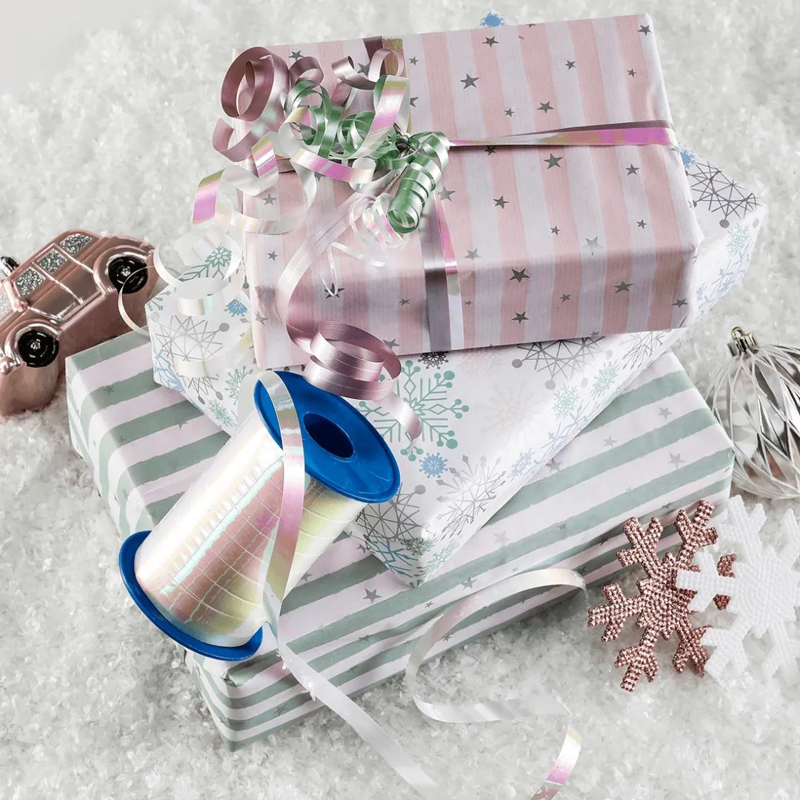 DecoWoerner Papel De Regalo>Papel Kraft Con Copos De Nieve En Azul Claro, Rosa, Plata Y Menta - Rollo De Papel De Regalo De 50 M