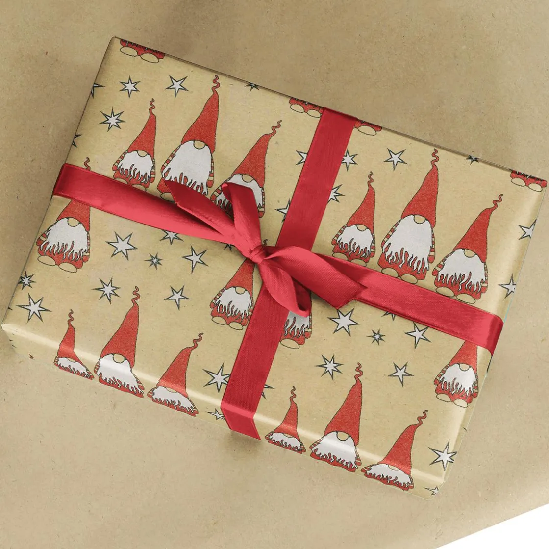 DecoWoerner Papel De Regalo|Go Green - Envoltorio Para Regalo Ecológico>Papel Kraft Reciclado Con Amigo Invisible Rojo Y Estrellas Blancas - Bobina De Papel De Regalo De 50 M
