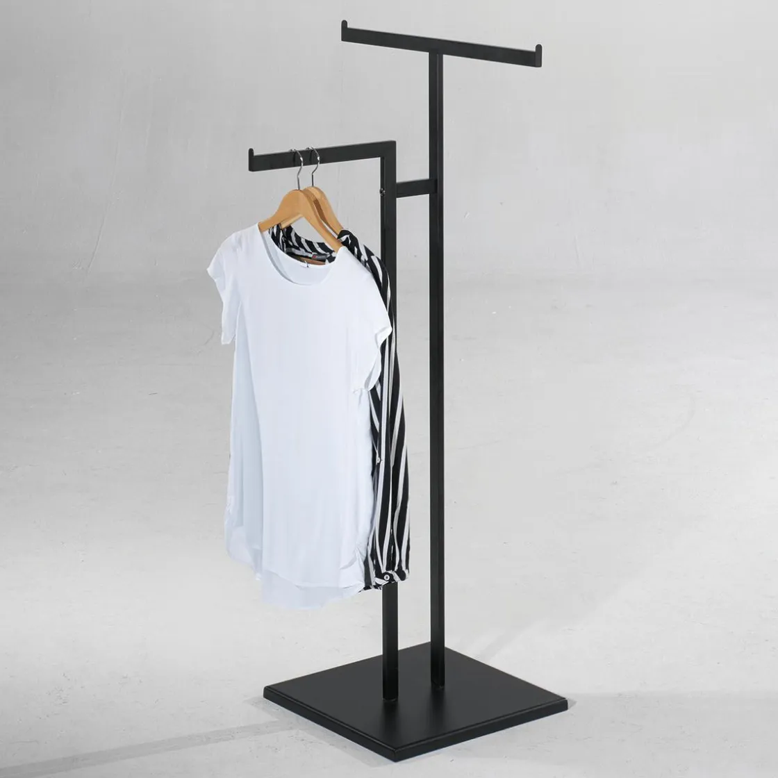 DecoWoerner Percheros>Perchero Metálico NOVUS, 2 Brazos, 138 Cm
